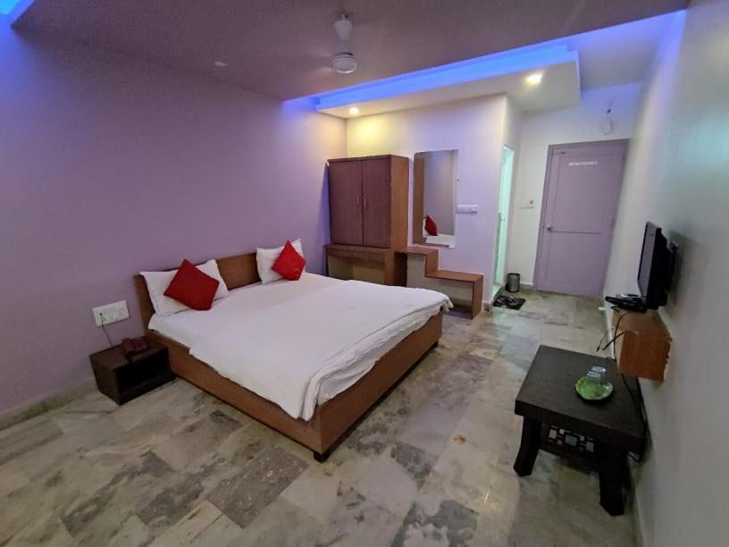 Hotel Krishna Pardi Bagian luar foto