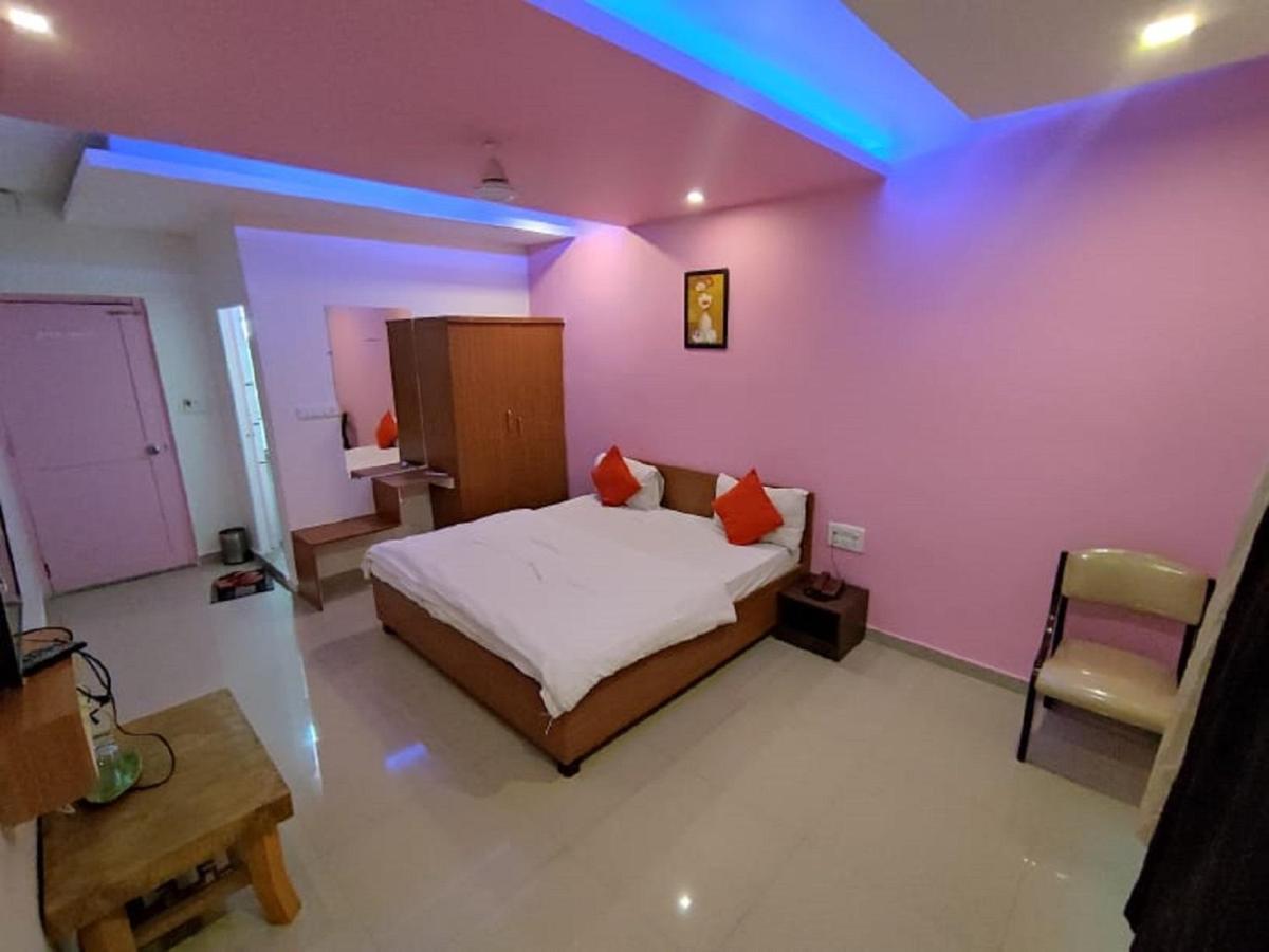 Hotel Krishna Pardi Bagian luar foto