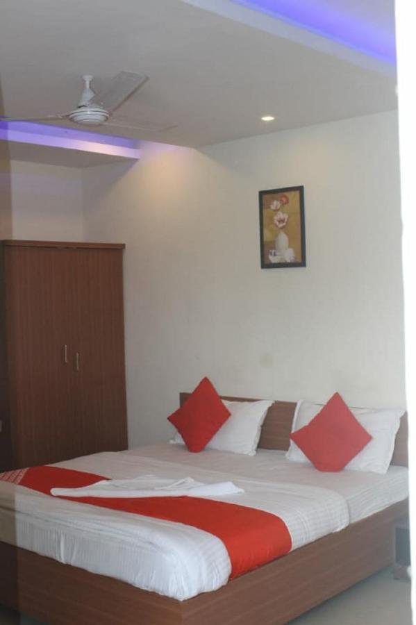 Hotel Krishna Pardi Bagian luar foto